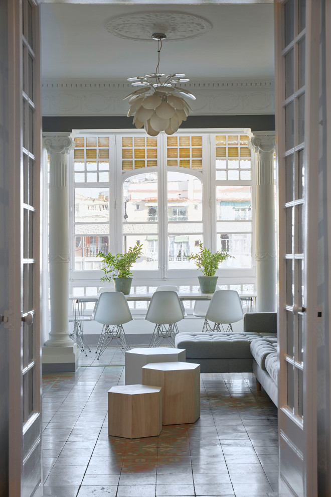 Стильный дизайн: большая гостиная-столовая в стиле ретро с белыми стенами, полом из керамической плитки, фасадом камина из бетона, разноцветным полом, кессонным потолком и панелями на стенах без камина - последний тренд