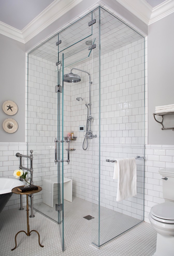 Inspiration for a traditional bathroom in Montreal with a hinged shower door.