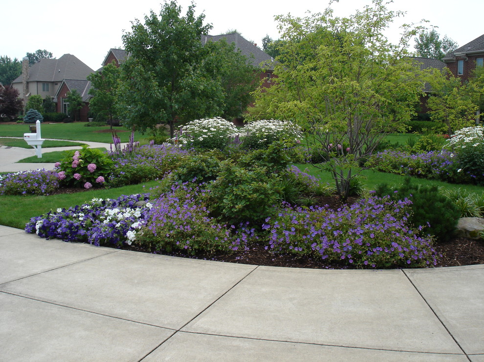 Inspiration for a large transitional front yard full sun driveway for summer in Cleveland.