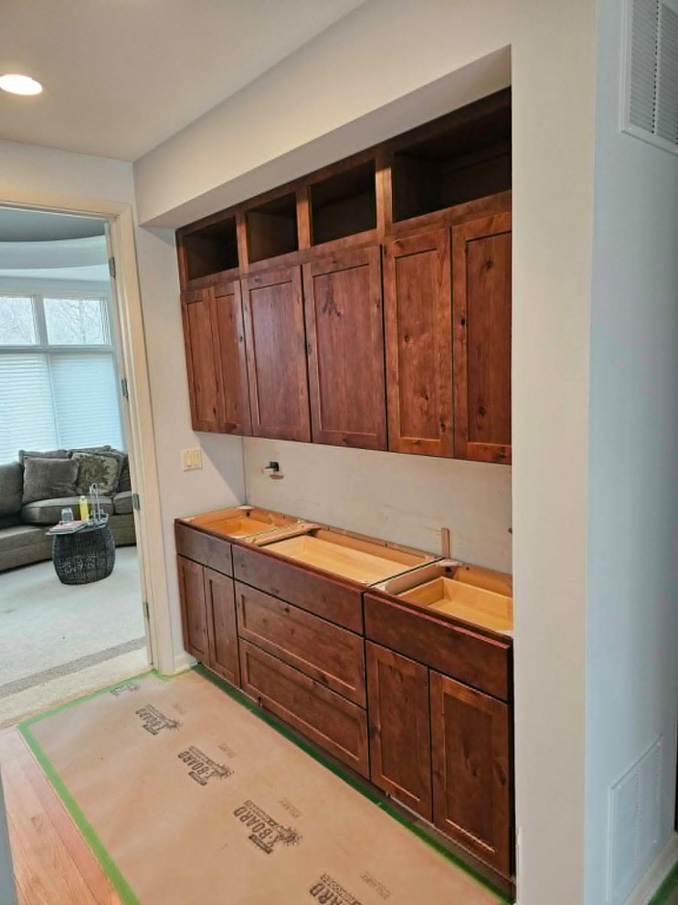 Eat-in kitchen - large transitional medium tone wood floor and brown floor eat-in kitchen idea in Chicago with an undermount sink, shaker cabinets, medium tone wood cabinets, quartz countertops, multicolored backsplash, stone tile backsplash, stainless steel appliances, an island and white countertops