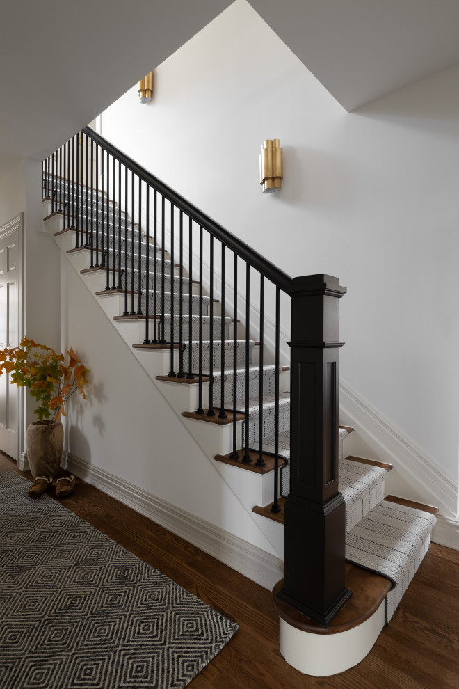 Стильный дизайн: прямая лестница среднего размера в стиле модернизм с деревянными ступенями, крашенными деревянными подступенками и деревянными перилами - последний тренд