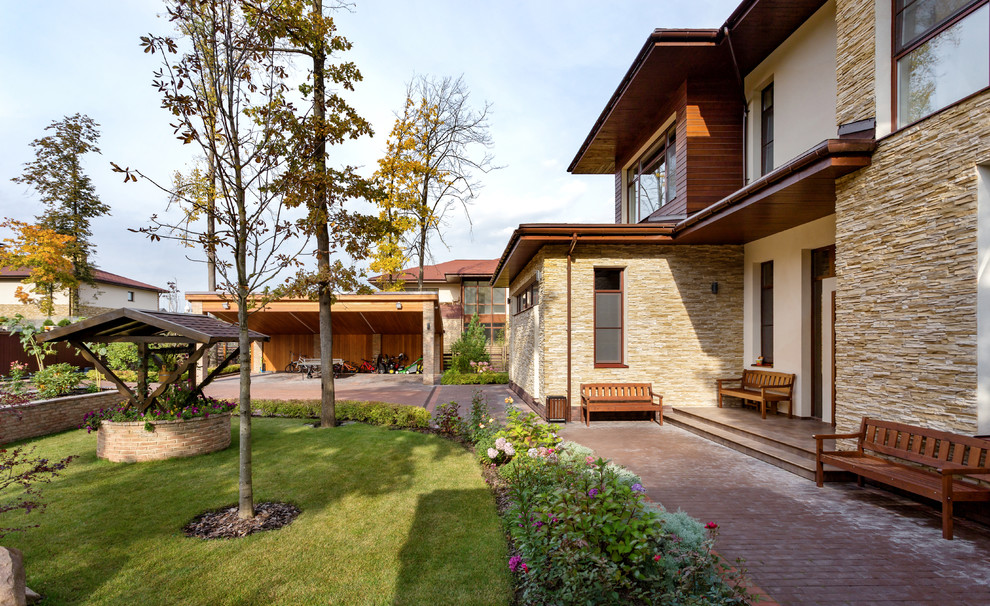 Декоративный колодец, вид на навес для авто и фасад - загородный дом Ла Променад