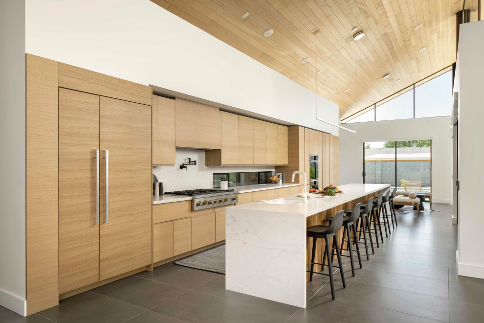 Exemple d'une cuisine américaine parallèle tendance en bois clair avec un évier posé, un plan de travail en quartz modifié, fenêtre, îlot, un sol gris, un plan de travail blanc et un plafond en bois.