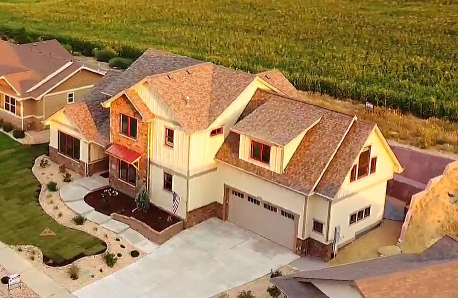 Example of a transitional home design design in Denver