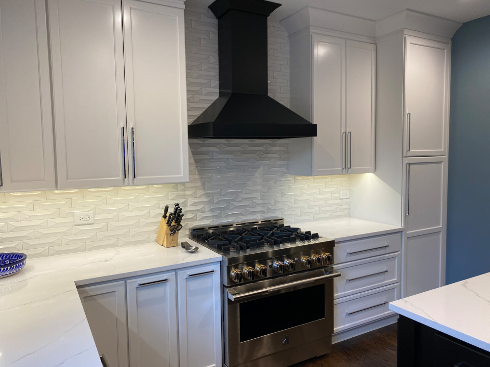 Kitchen - kitchen idea in Chicago