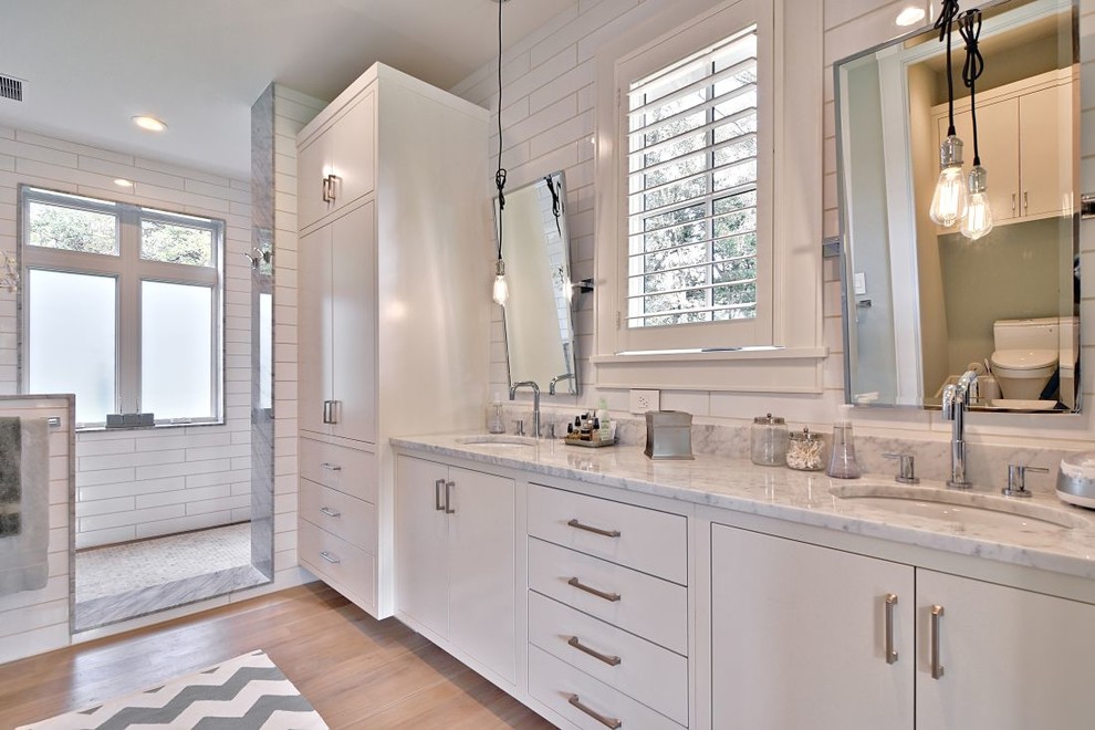 Design ideas for a country bathroom in Austin with an undermount sink, flat-panel cabinets, white cabinets, marble benchtops, a one-piece toilet, white tile, subway tile and an alcove shower.