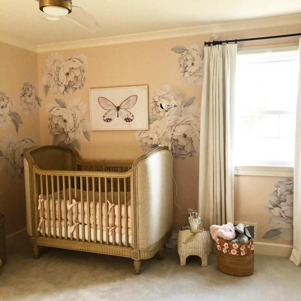 Klassisk inredning av ett babyrum, med rosa väggar
