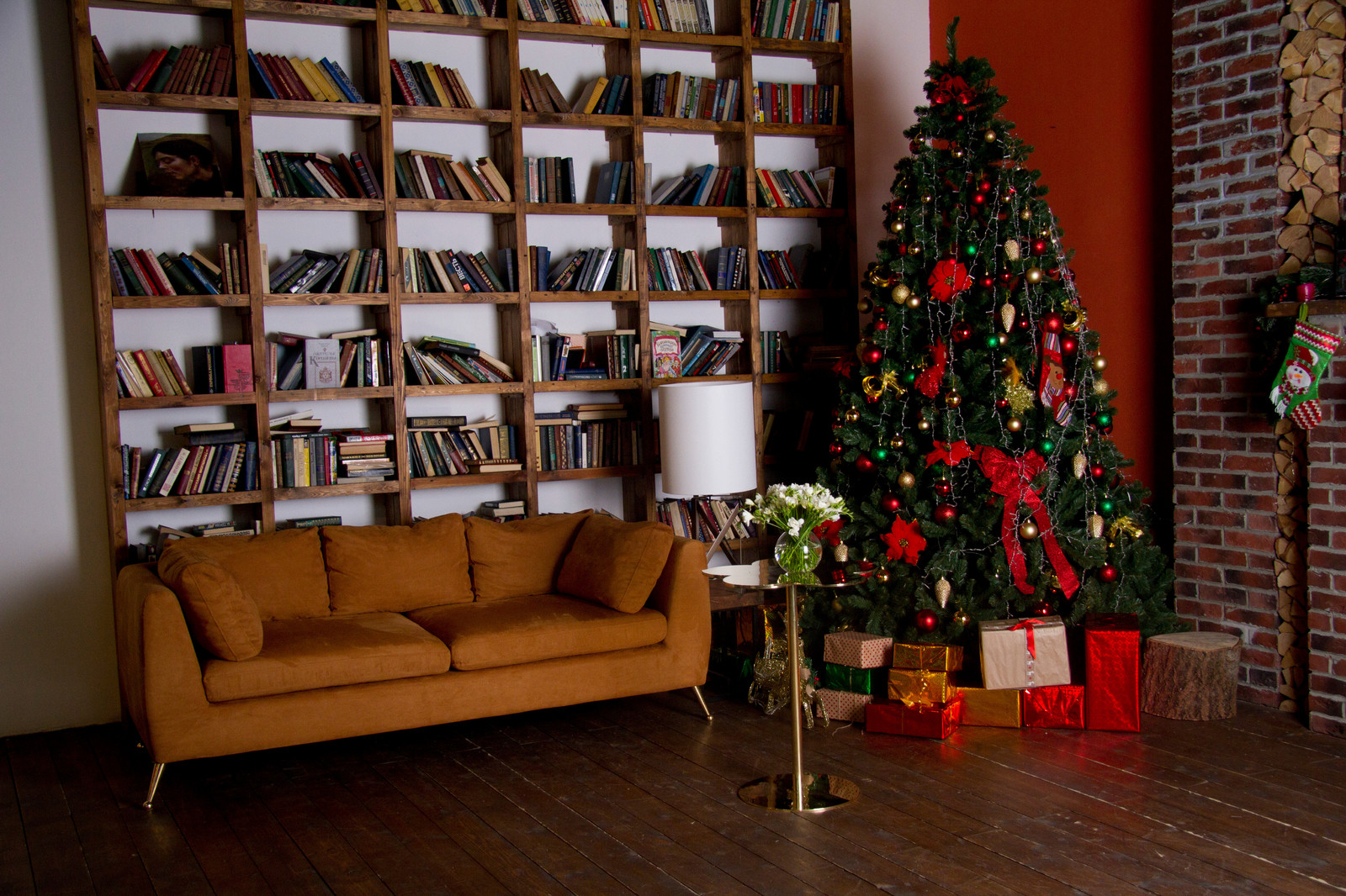 Композиция диван и латунный столик