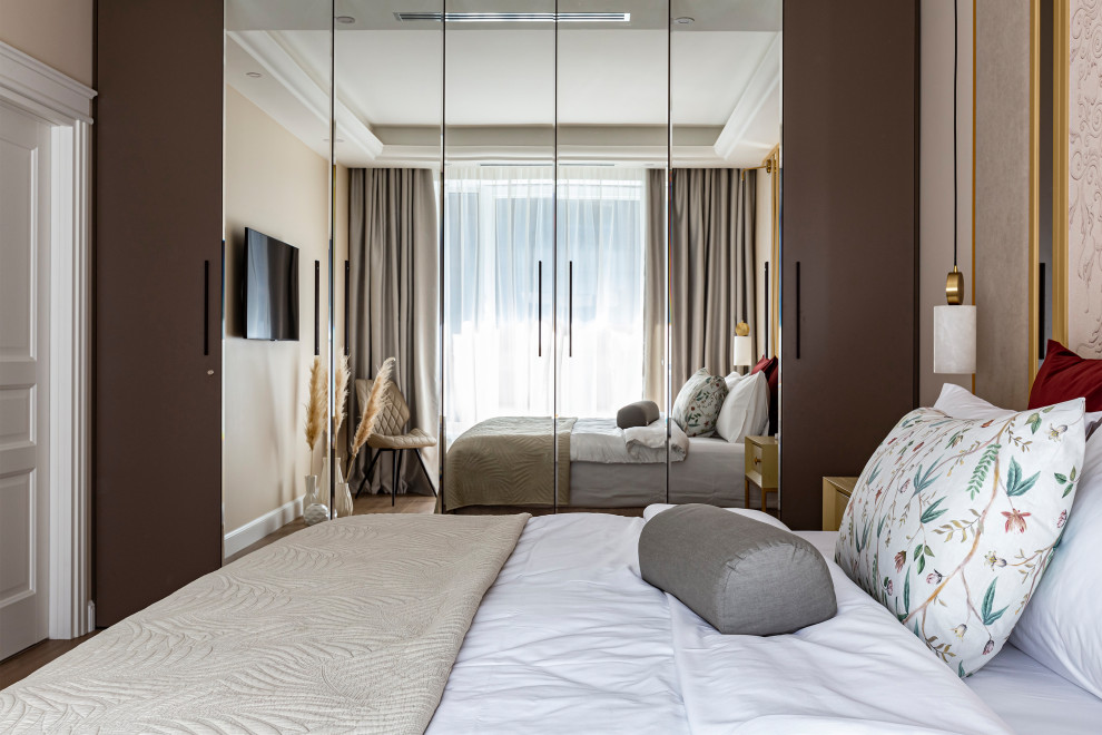 Foto de dormitorio principal contemporáneo de tamaño medio con paredes blancas, suelo laminado, suelo marrón, bandeja y panelado