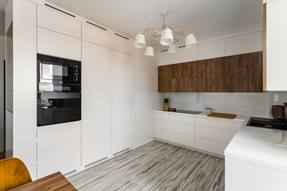 Белая кухня на которой есть газ