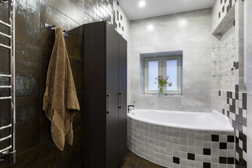 Свежая идея для дизайна: ванная комната среднего размера в современном стиле с гидромассажной ванной, душем в нише, инсталляцией, серой плиткой, керамогранитной плиткой, коричневыми стенами, полом из керамогранита, душевой кабиной, настольной раковиной, столешницей из плитки, коричневым полом и душем с распашными дверями - отличное фото интерьера