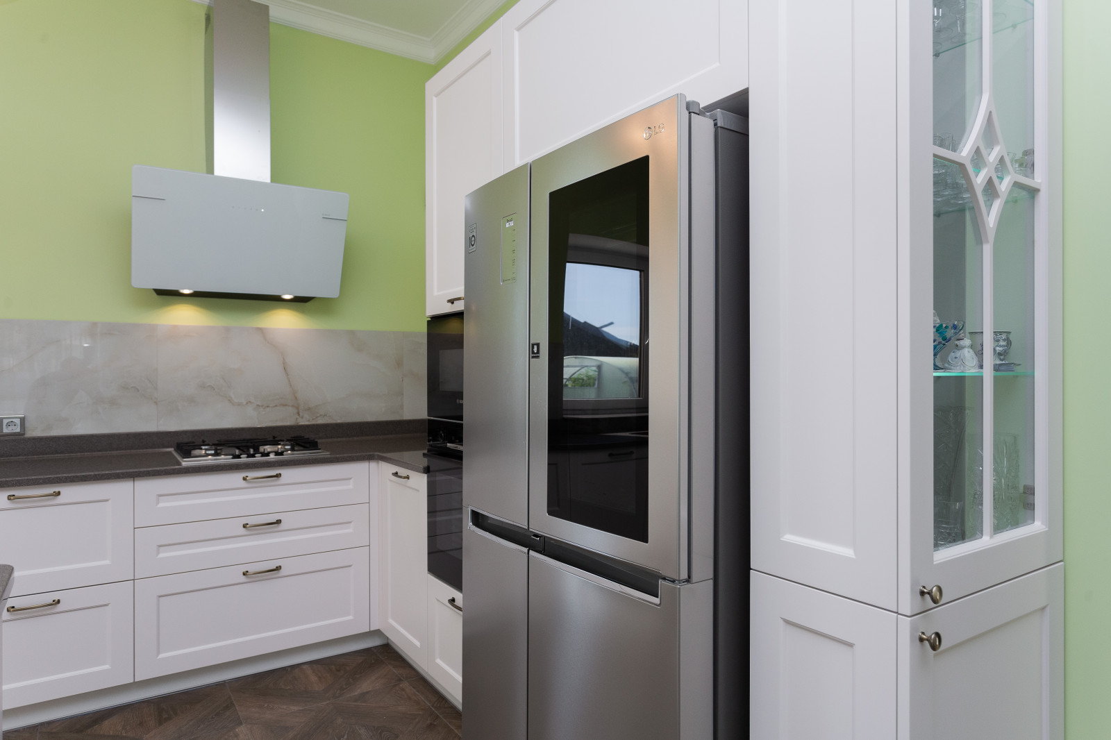 Кухня с островом и каменной столешницей