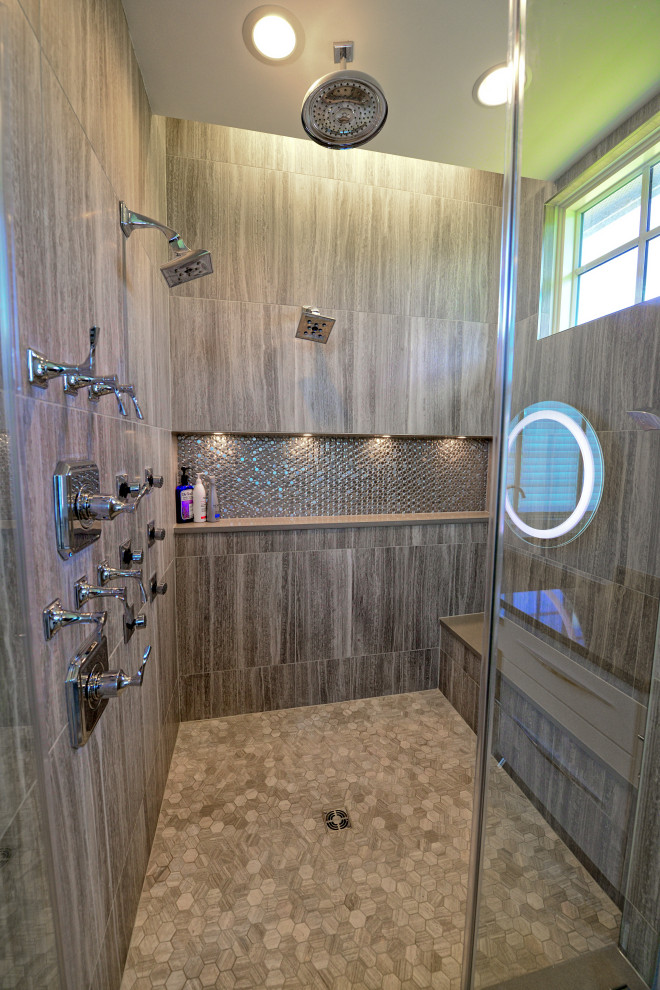 Пример оригинального дизайна: большая главная ванная комната в стиле модернизм с душем без бортиков, полом из керамической плитки, бежевым полом, душем с распашными дверями, сиденьем для душа и тумбой под две раковины