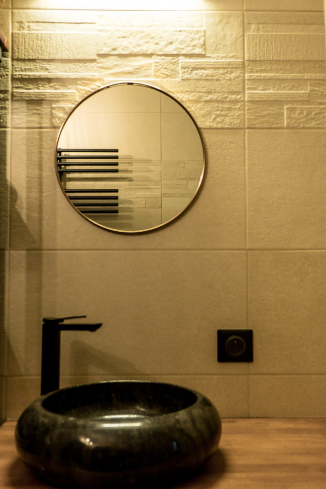 Idee per una piccola stanza da bagno con doccia design con doccia a filo pavimento, piastrelle beige, pareti beige, lavabo da incasso, top in legno, porta doccia scorrevole e un lavabo