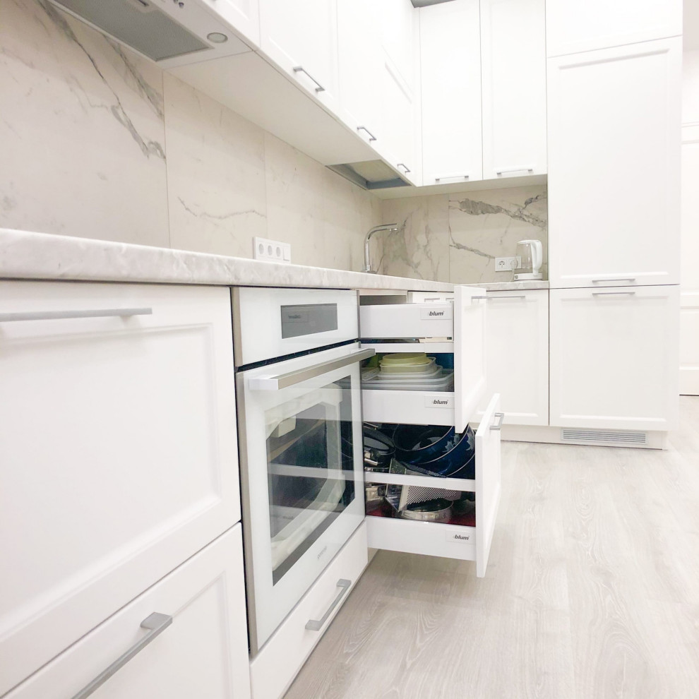 Кухня с белыми эмалевыми фасадами