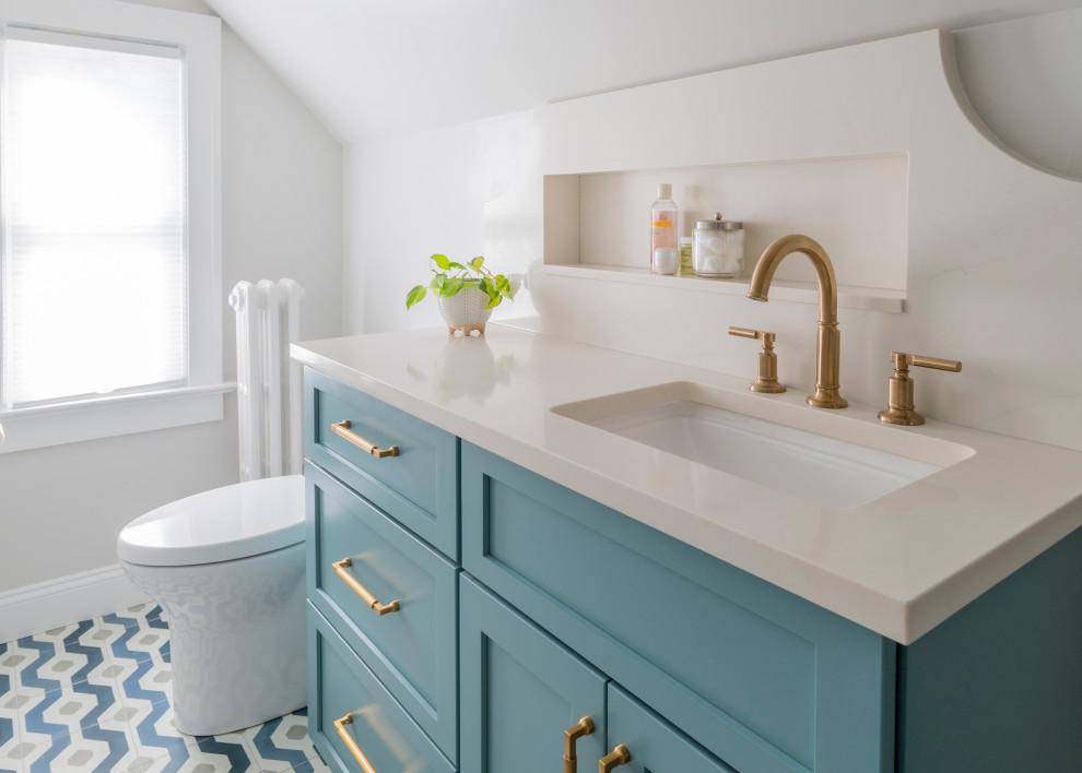 Идея дизайна: маленькая главная ванная комната в стиле неоклассика (современная классика) с фасадами в стиле шейкер, синими фасадами, душем в нише, раздельным унитазом, синей плиткой, плиткой кабанчик, полом из цементной плитки, врезной раковиной, столешницей из искусственного кварца, синим полом, душем с распашными дверями, белой столешницей, нишей, тумбой под одну раковину и встроенной тумбой для на участке и в саду