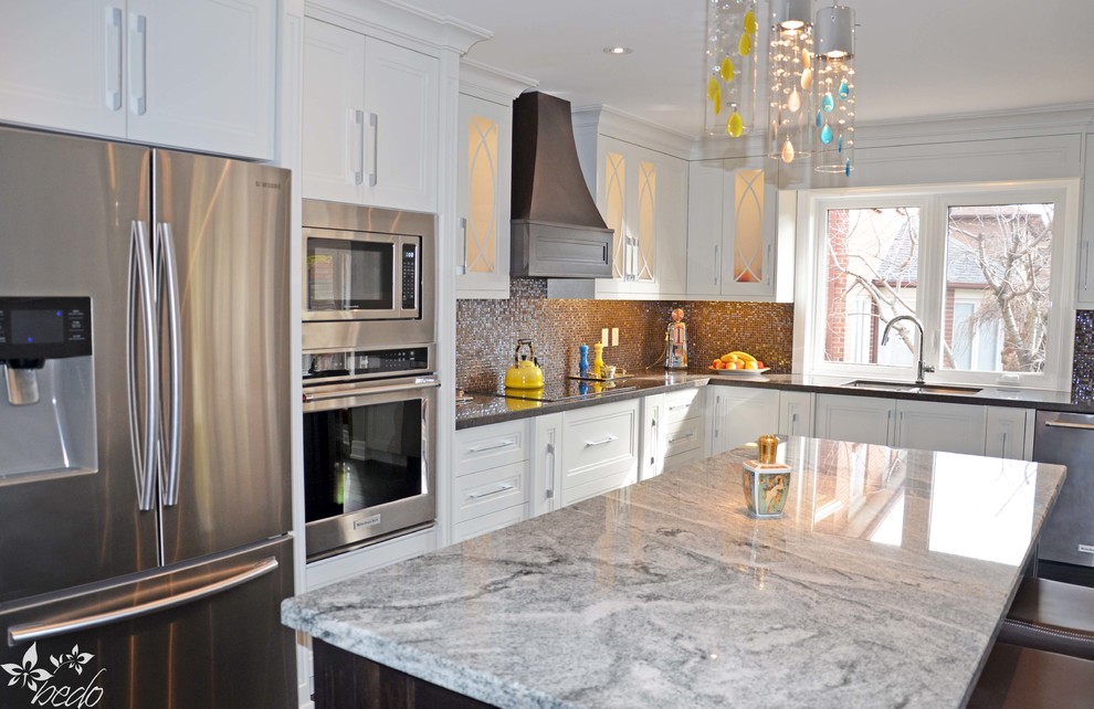 Inspiration for a mid-sized transitional l-shaped dark wood floor eat-in kitchen remodel in Toronto with a double-bowl sink, shaker cabinets, white cabinets, quartz countertops, brown backsplash, mosaic tile backsplash, stainless steel appliances and an island