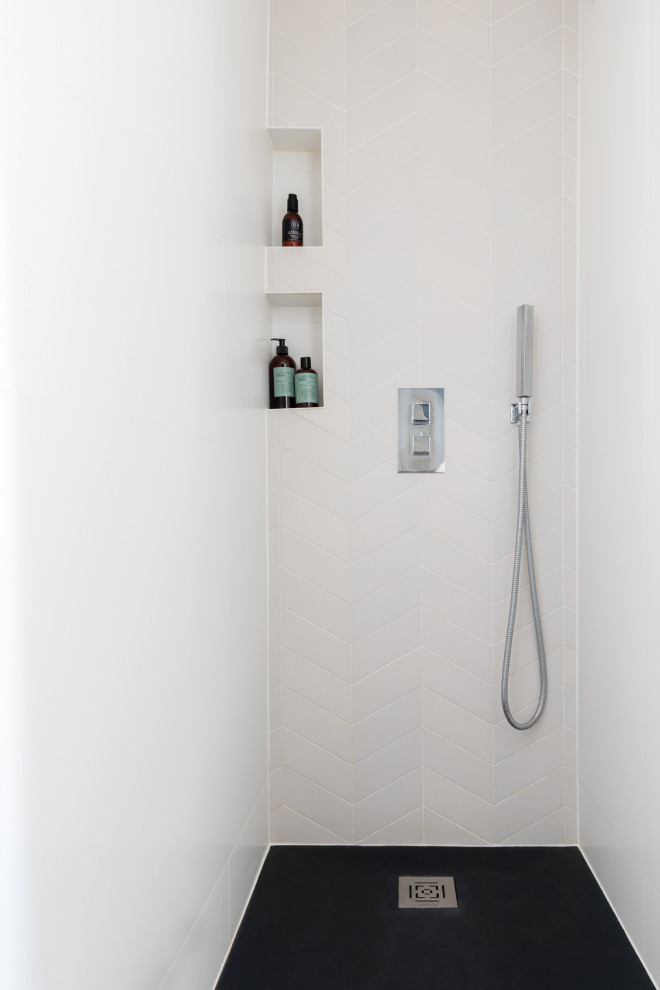 Diseño de cuarto de baño único clásico pequeño con baldosas y/o azulejos blancos, paredes azules, aseo y ducha, lavabo encastrado y suelo negro