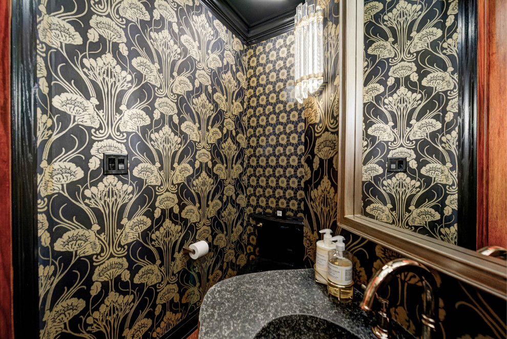 Пример оригинального дизайна: туалет среднего размера в стиле фьюжн с разноцветной плиткой, монолитной раковиной, обоями на стенах и столешницей из гранита