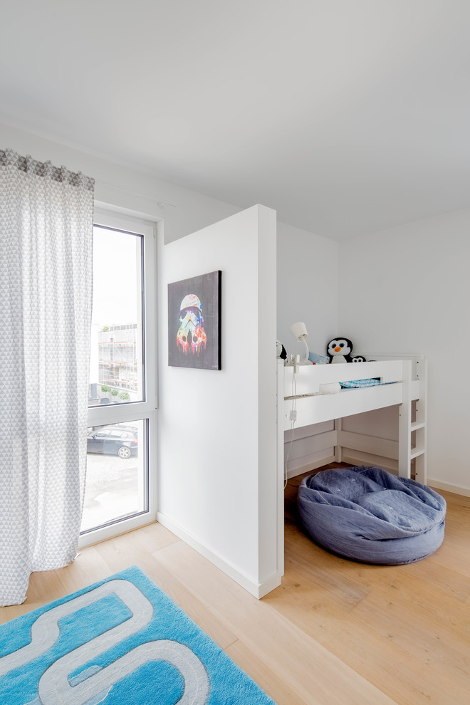 This is an example of a contemporary kids' room in Dusseldorf.