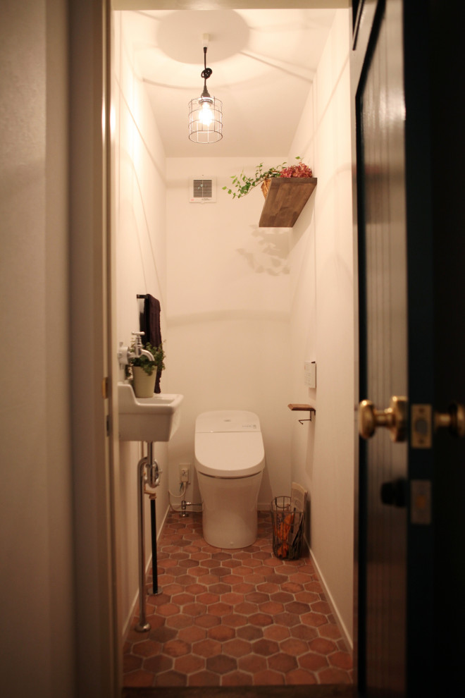 Cette image montre un WC et toilettes urbain.