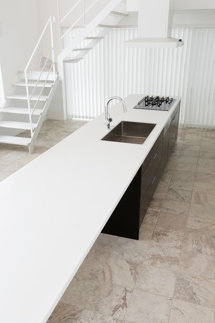 ストレートデザインが特徴的なオーダーキッチン modern-kueche