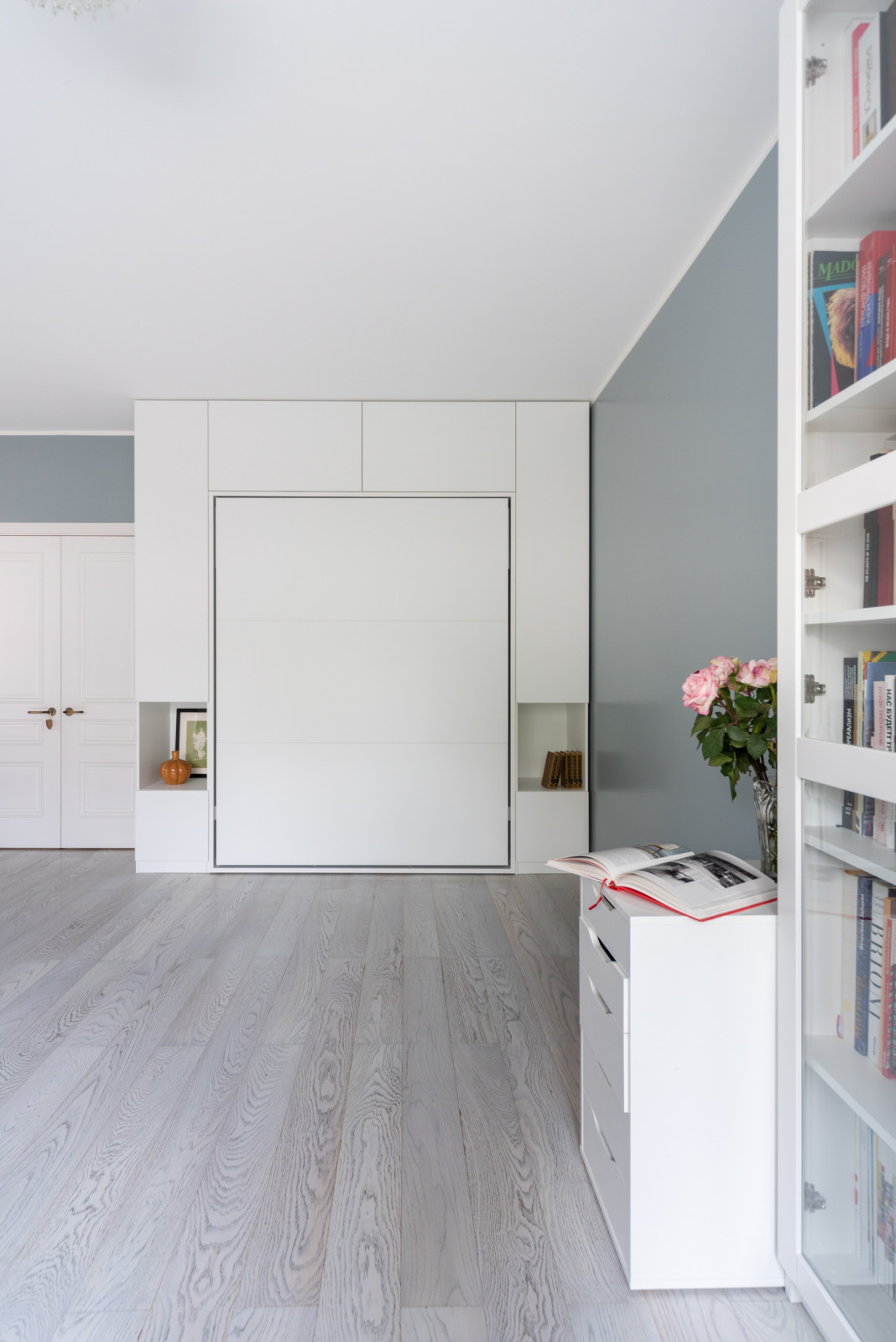 Шкаф кровать в белом цвете