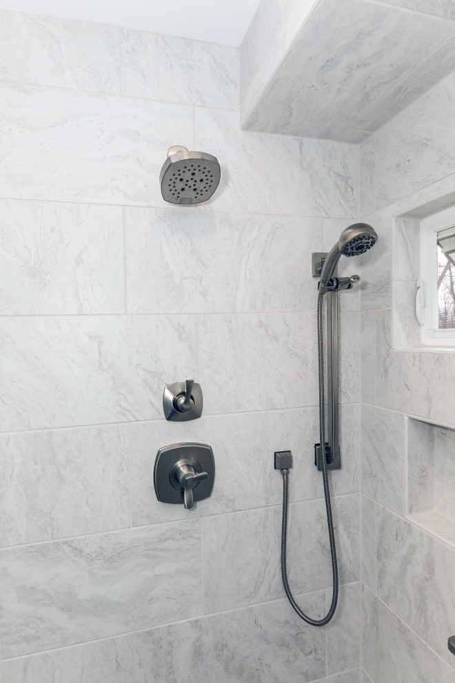 Idéer för ett mellanstort klassiskt vit en-suite badrum, med luckor med infälld panel, grå skåp, en hörndusch, en toalettstol med separat cisternkåpa, blå väggar, klinkergolv i porslin, ett undermonterad handfat, bänkskiva i kvarts, beiget golv och dusch med gångjärnsdörr