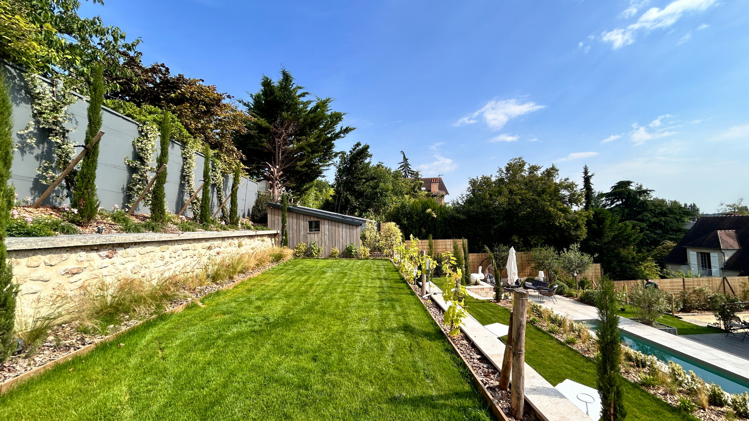 Un jardin en pente d'ambiance méditerranéenne