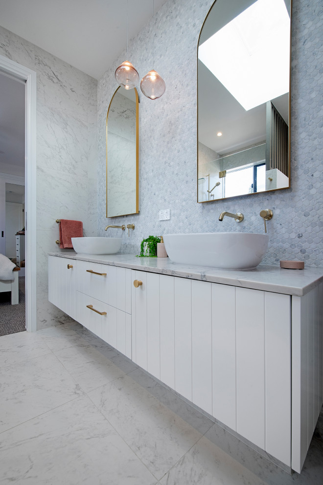 ゴールドコーストにあるコンテンポラリースタイルのおしゃれな浴室の写真