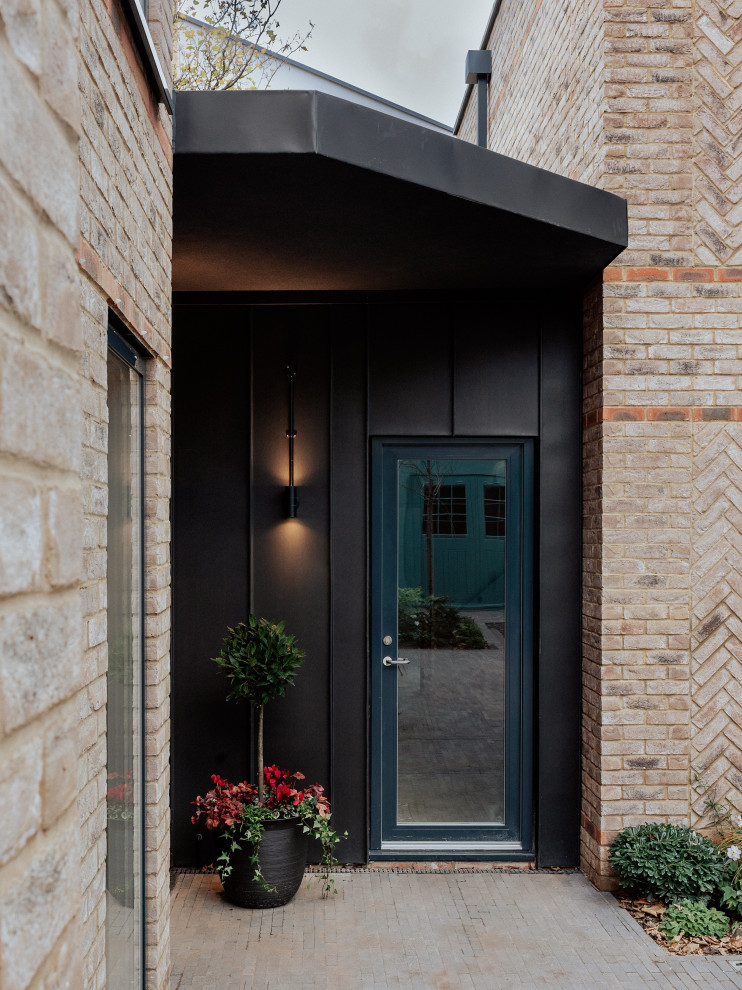 This is an example of a mid-sized midcentury entryway in London.