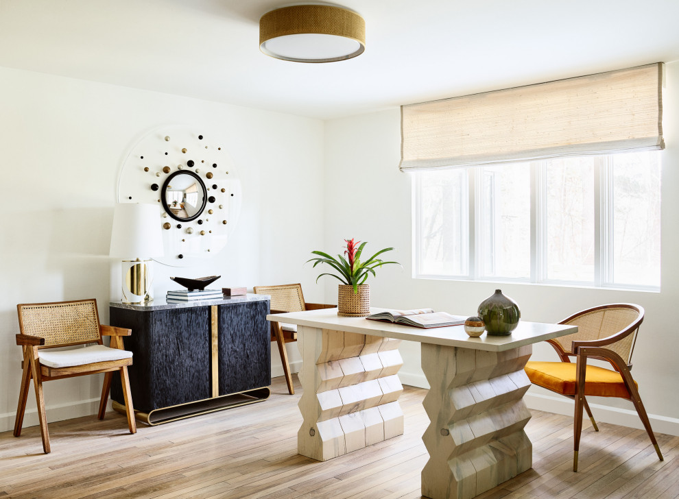 Foto de despacho minimalista de tamaño medio sin chimenea con suelo de madera en tonos medios y escritorio independiente