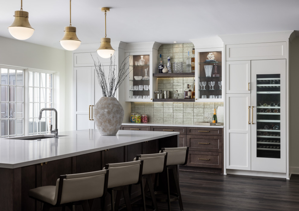 Foto på ett mellanstort vintage vit l-kök, med en undermonterad diskho, skåp i shakerstil, bruna skåp, bänkskiva i kvarts, stänkskydd med metallisk yta, stänkskydd i glaskakel, integrerade vitvaror, mörkt trägolv, en köksö och brunt golv