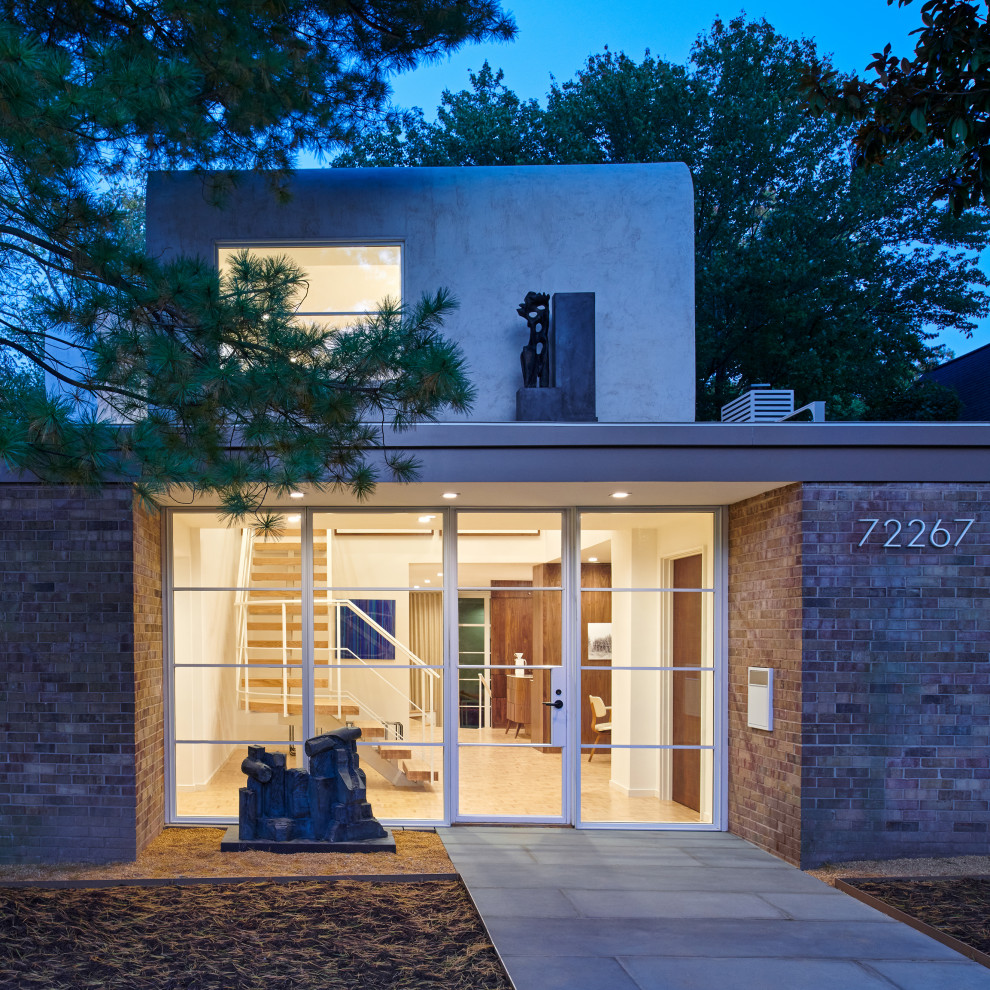 ワシントンD.C.にある高級な小さなミッドセンチュリースタイルのおしゃれな家の外観 (混合材サイディング、緑化屋根) の写真