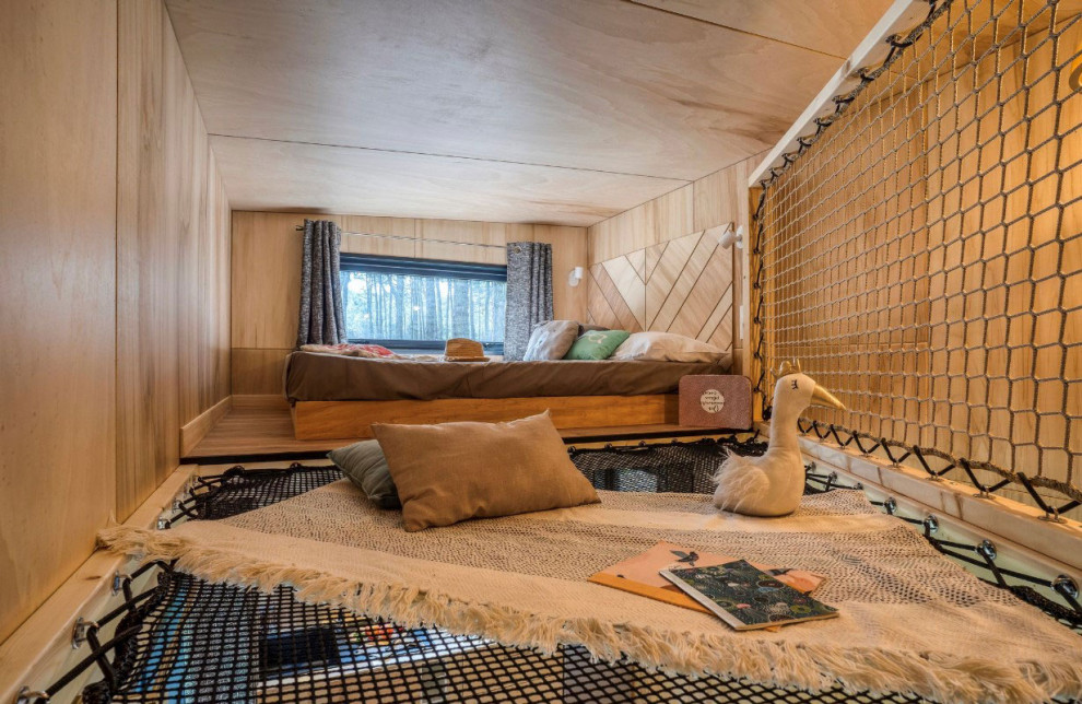 Свежая идея для дизайна: маленькая спальня на антресоли в морском стиле с светлым паркетным полом, коричневым полом, потолком из вагонки и деревянными стенами для на участке и в саду - отличное фото интерьера