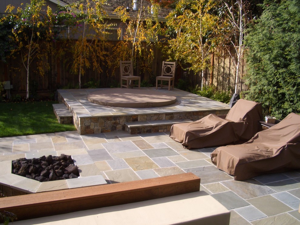 Traditional backyard garden in San Francisco with natural stone pavers.