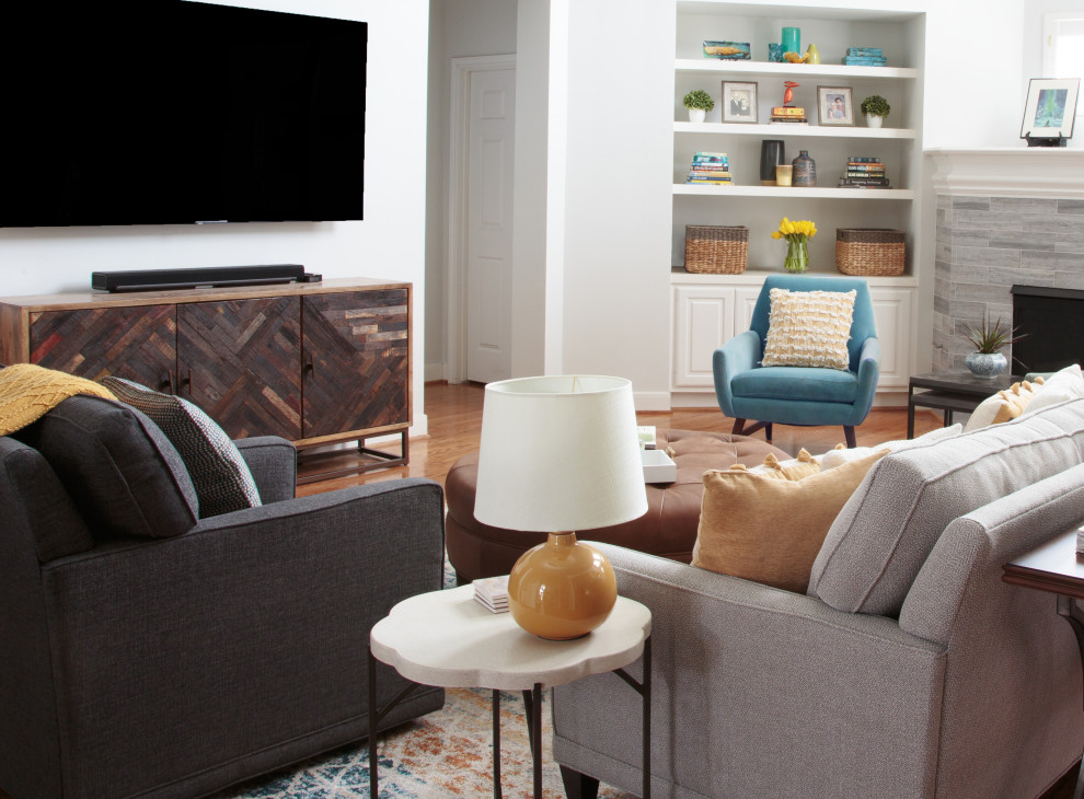 Пример оригинального дизайна: большая изолированная гостиная комната в классическом стиле с белыми стенами, паркетным полом среднего тона, угловым камином, фасадом камина из камня, телевизором на стене и оранжевым полом