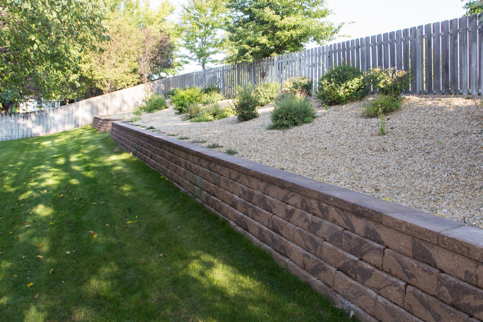 Mid-sized backyard garden in Minneapolis with a retaining wall.