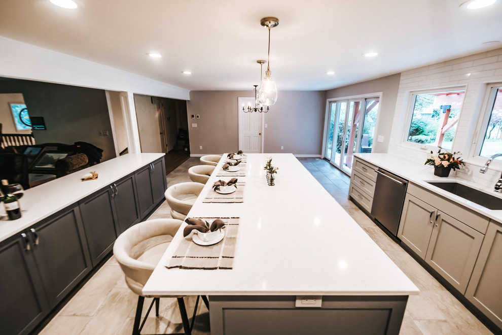 Example of a transitional home design design in Seattle