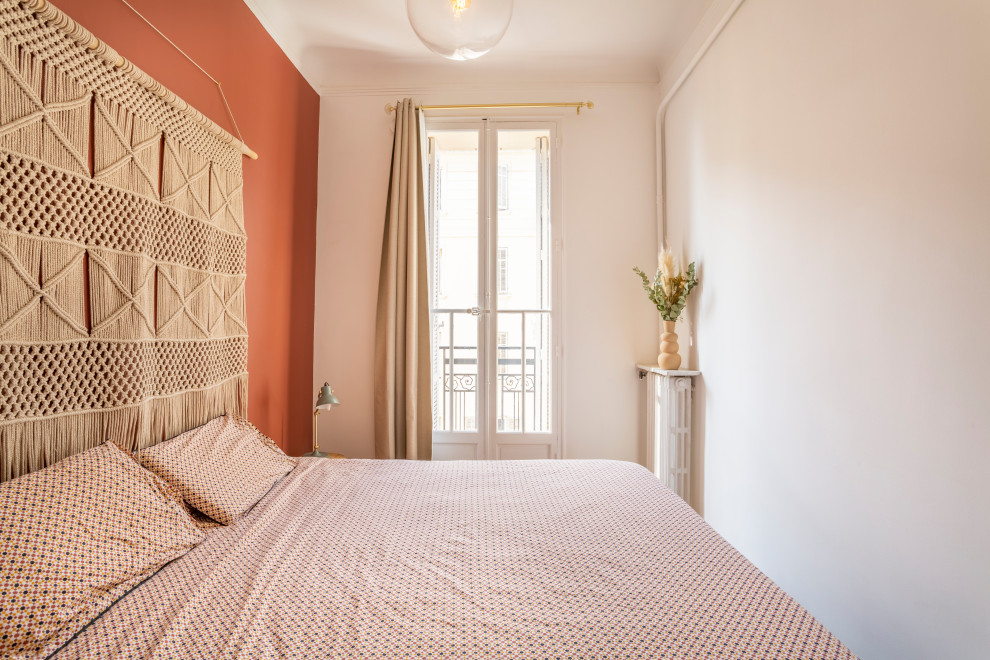Idee per una camera matrimoniale mediterranea di medie dimensioni con pareti rosse, parquet chiaro, nessun camino e pavimento beige