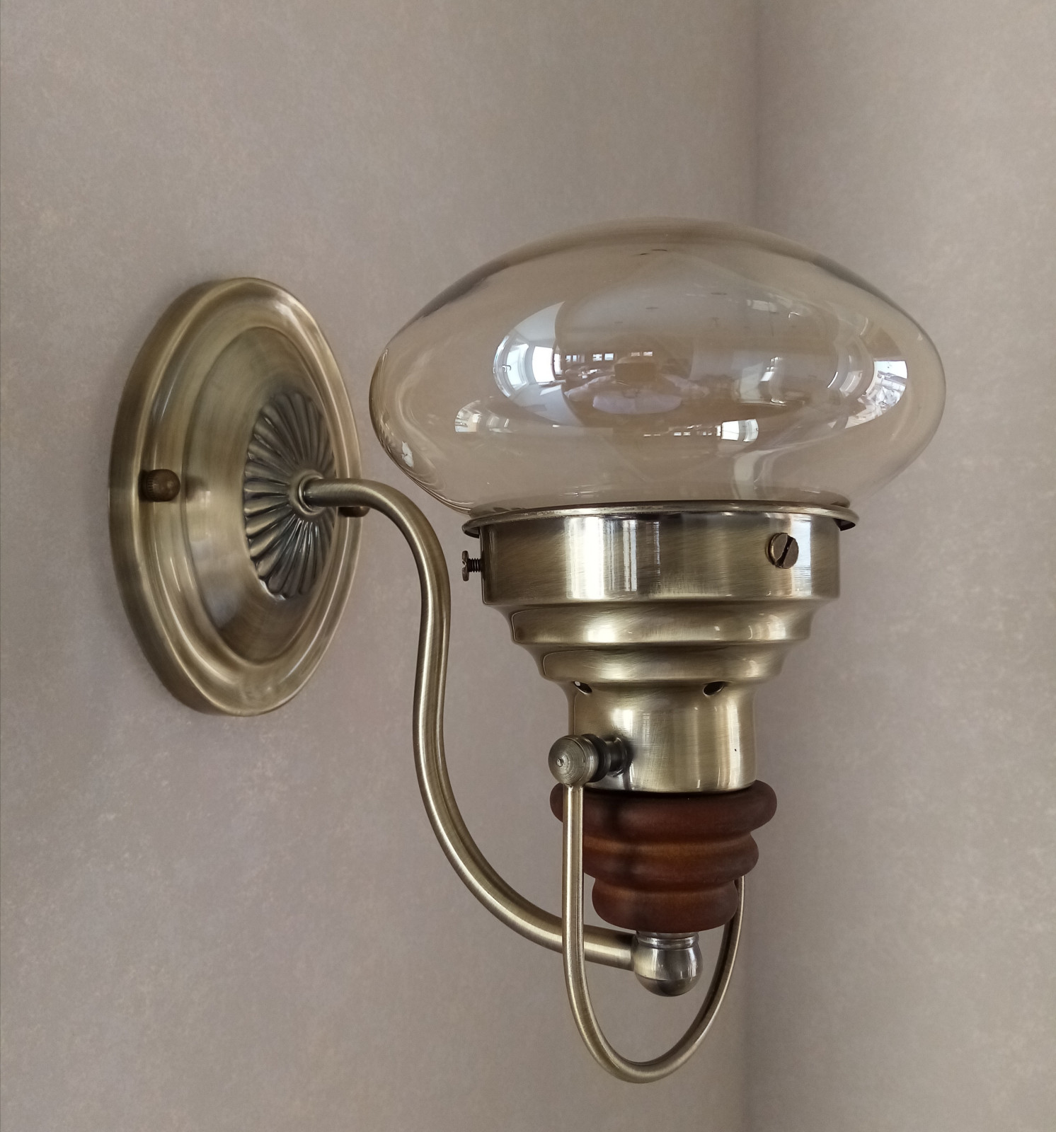 Бра над столом для завтраков на кухне.