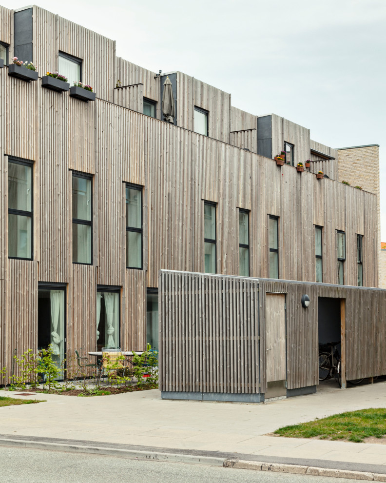 Dreistöckiges Skandinavisches Haus mit Flachdach und Misch-Dachdeckung in Kopenhagen