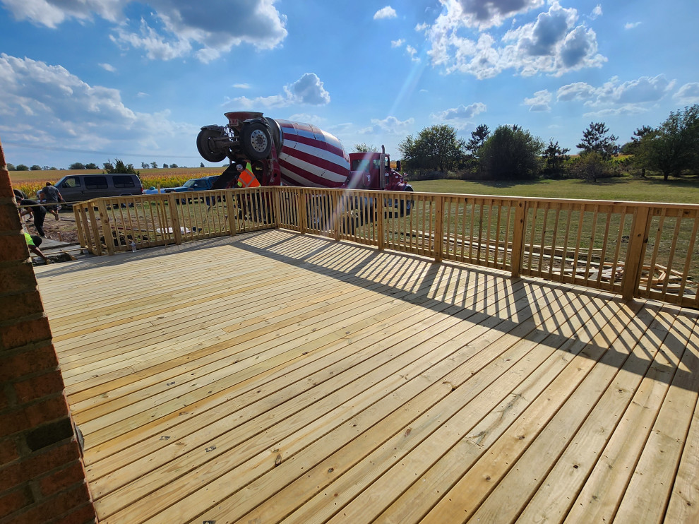 A Heroes Outdoor Deck Retreat - Beecher, IL