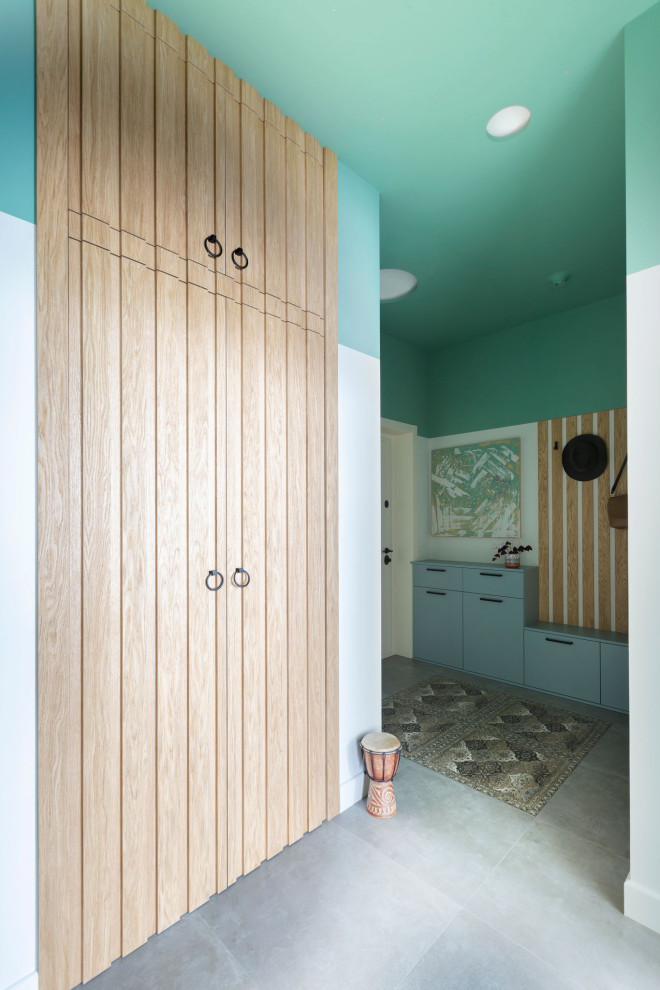 Источник вдохновения для домашнего уюта: узкая прихожая среднего размера со шкафом для обуви в стиле фьюжн с разноцветными стенами, полом из керамогранита, одностворчатой входной дверью, белой входной дверью, серым полом и панелями на стенах