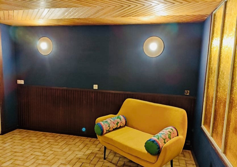 Idee per una cameretta per bambini moderna di medie dimensioni con pareti blu, pavimento con piastrelle in ceramica, pavimento marrone, soffitto in perlinato e carta da parati