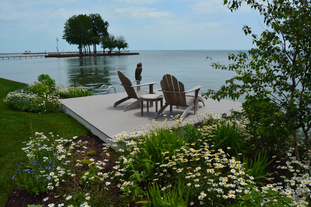 Photo of a traditional landscaping in Detroit.