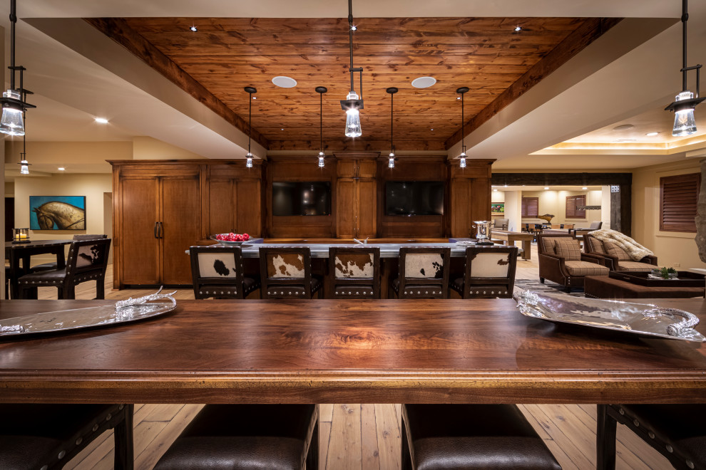 Home design - rustic home design idea in Chicago