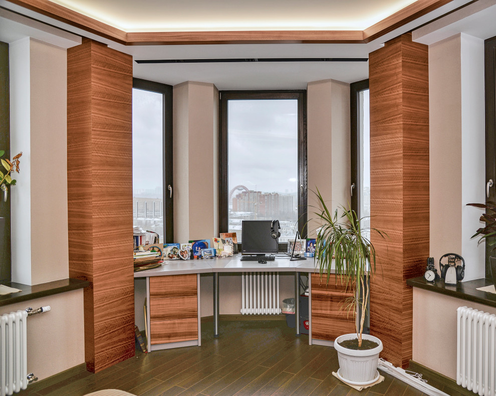 Письменный стол со вставками из американского ореха.