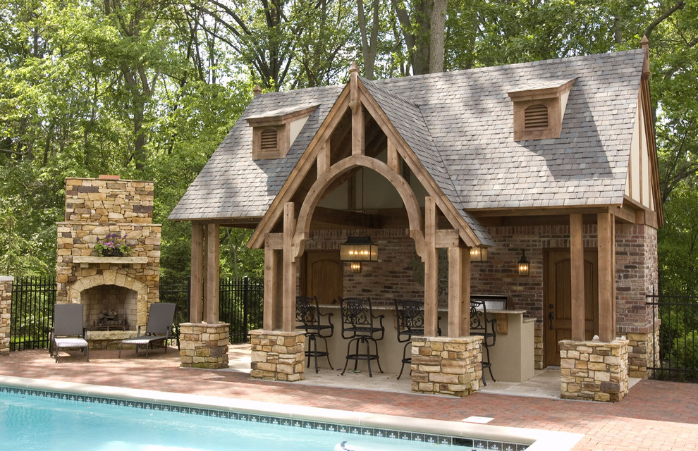 Design ideas for a traditional patio in Indianapolis.