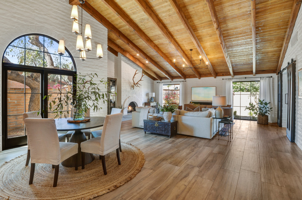 Transitional home design photo in Phoenix